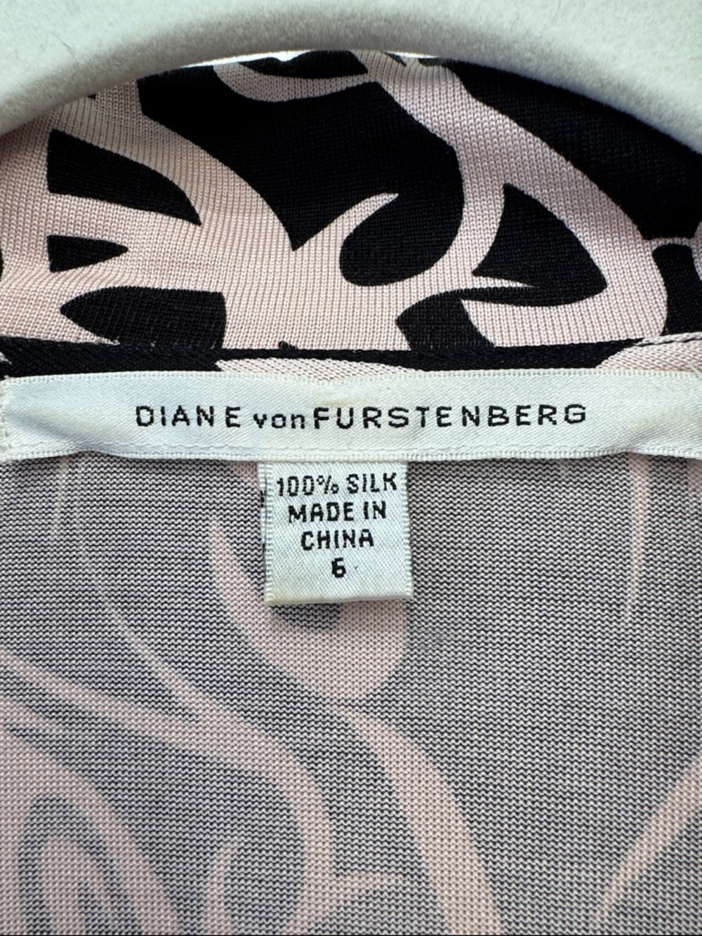 DIANE VON FURSTENBERG LONG SLEEVE.100% SILK! Wrap Dress in Black and Pale Pink. - Picture 2 of 5